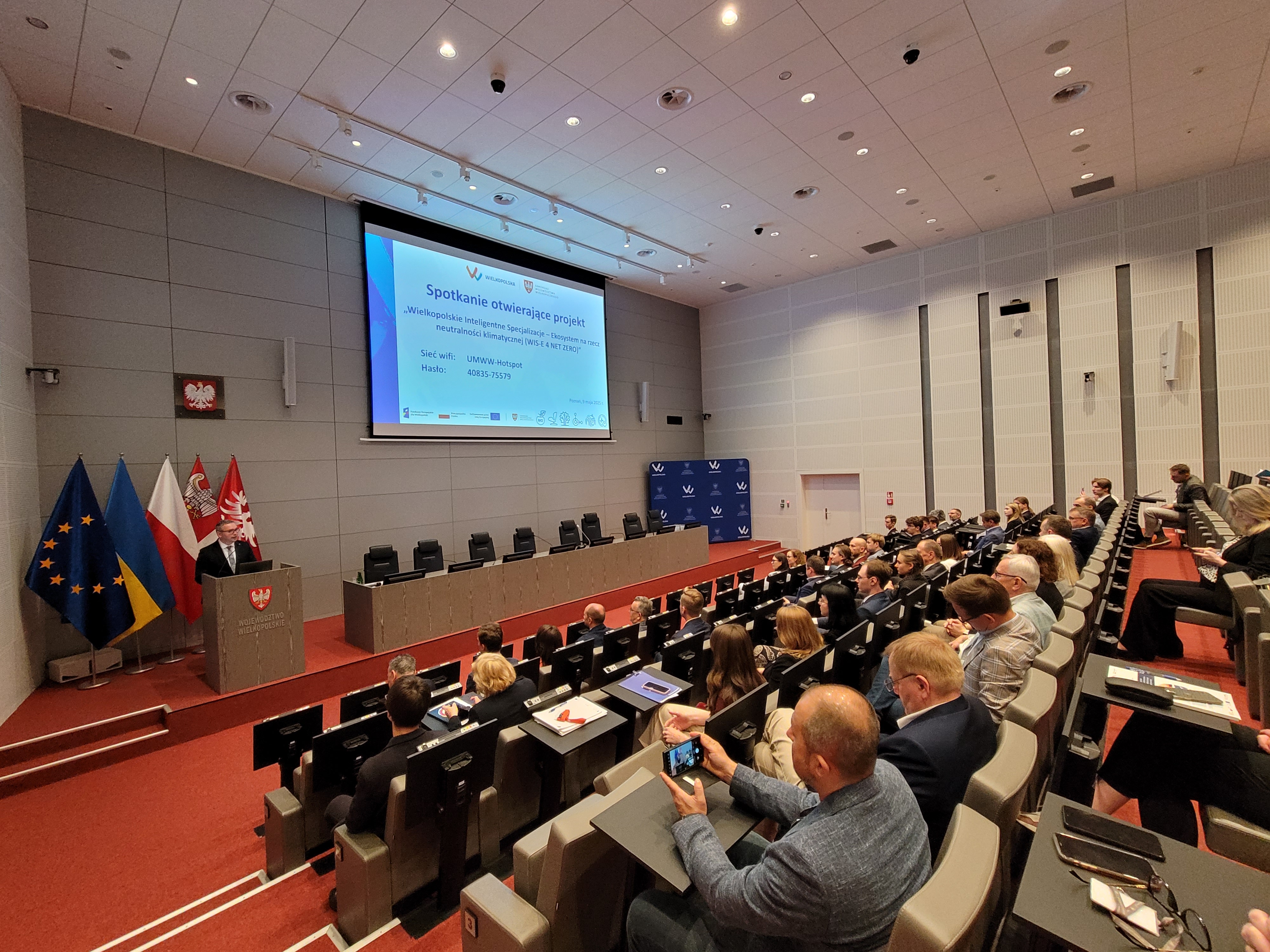 Grupa osób na posiedzeniu